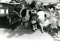 昭和53年渇水　給水を受ける市民（写真：福岡市水道局提供）